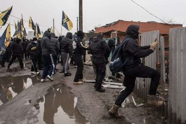 На Харьковщине дома руководителей полиции забросали коктейлями Молотова: опубликованы фото