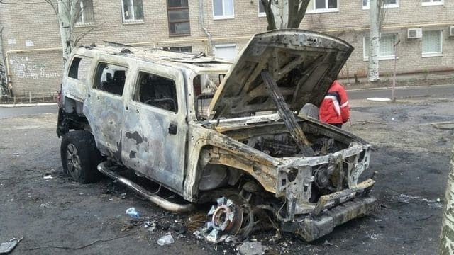 У Запоріжжі вночі спалили дорогущий "Хаммер": опубліковано фото