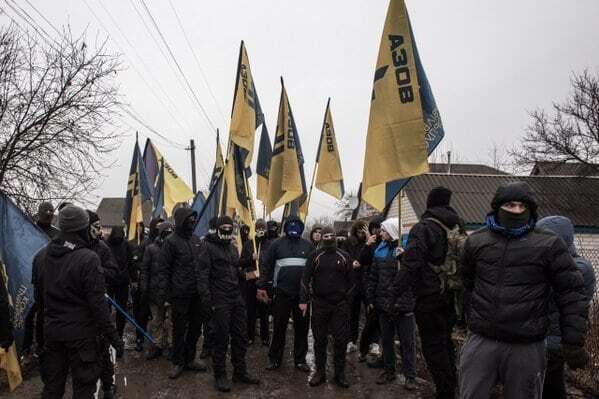 На Харьковщине дома руководителей полиции забросали коктейлями Молотова: опубликованы фото