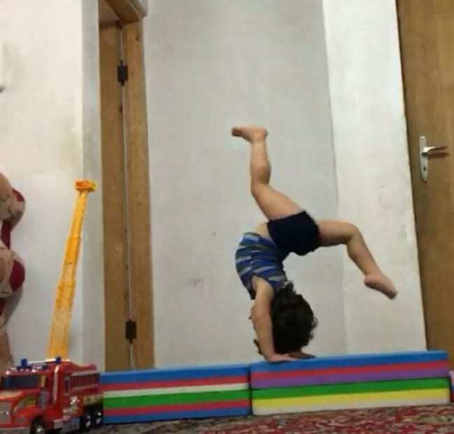 Дворічний гімнаст вразив соцмережі своїми трюками