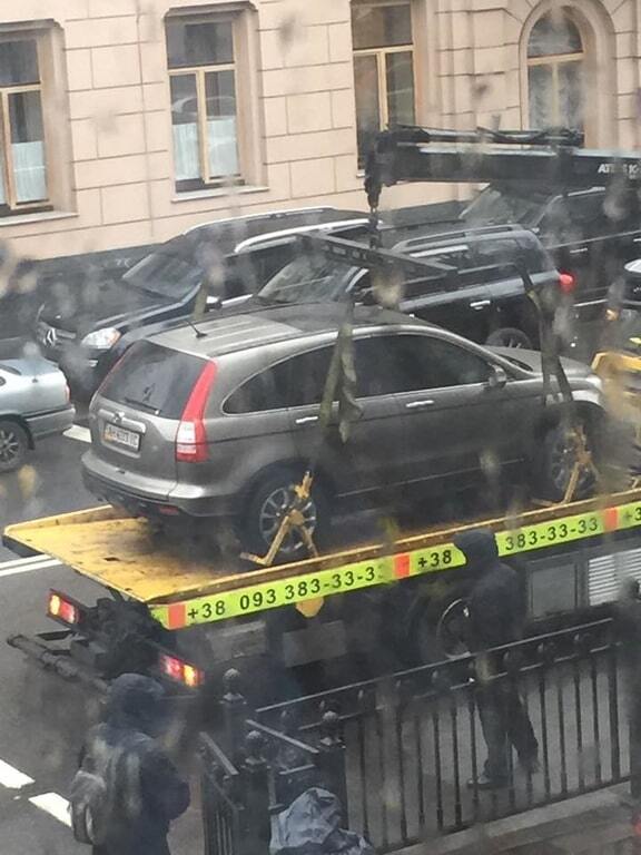 Элитные нарушители: полиция эвакуировала из-под Рады несколько авто