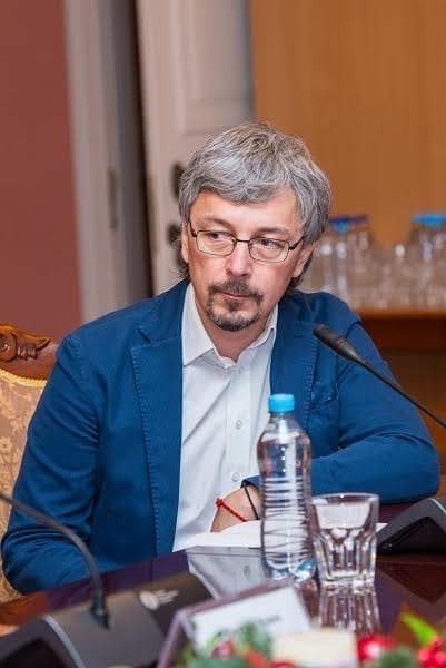 Кароль рассказала, где будет встречать Рождество и сыграла на необычном инструменте