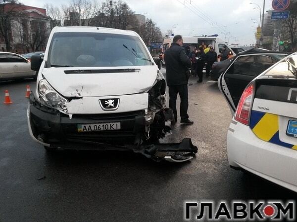 В Киеве автомобиль вылетел на тротуар: травмирован пешеход