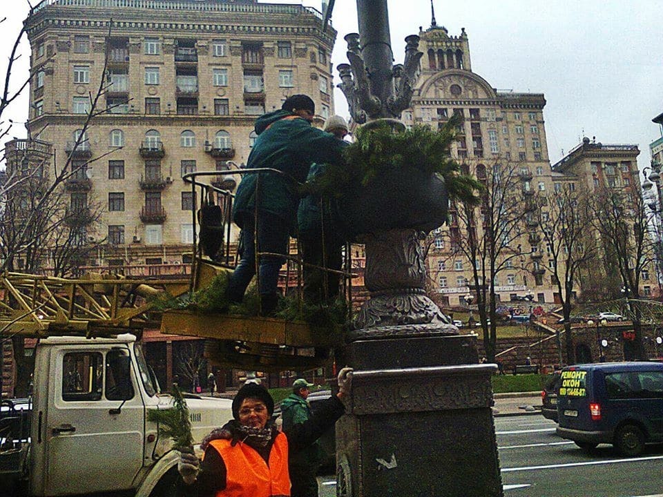 Улицы Киева украсили хвойными лапками: фотофакт