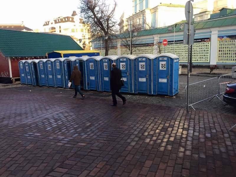 В Киеве после скандала в соцсети убрали туалеты возле Стены памяти 