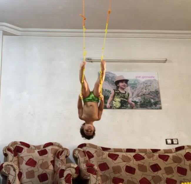 Дворічний гімнаст вразив соцмережі своїми трюками