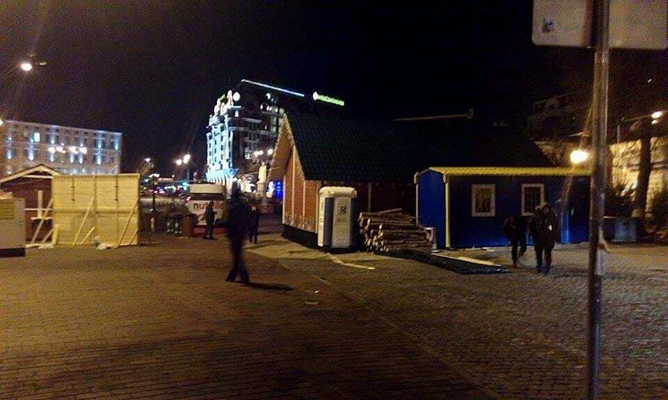 В Киеве после скандала в соцсети убрали туалеты возле Стены памяти 