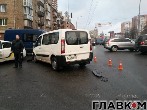 В Киеве автомобиль вылетел на тротуар: травмирован пешеход