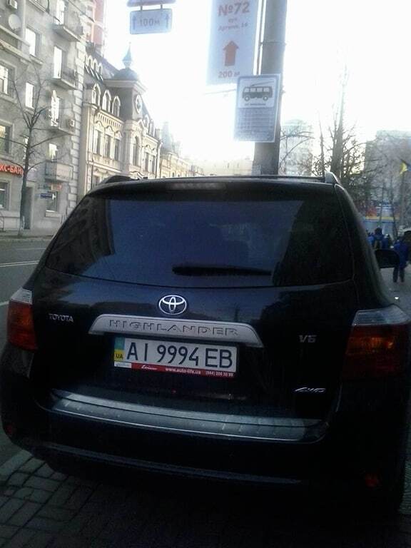 Лбом в Тойоту: в Киеве "герой парковки" заблокировал троллейбусную остановку