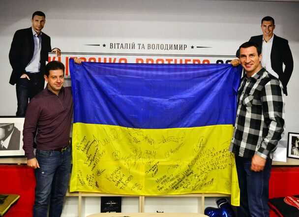Футболисты "Динамо" сделали яркий сюрприз Владимиру Кличко: фото подарков