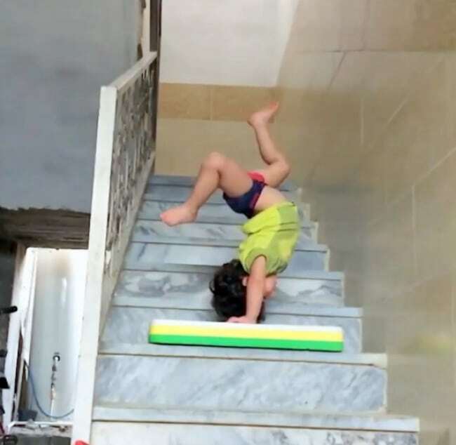 Двухлетний гимнаст поразил соцсети своими трюками