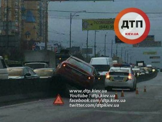 Небезпечний трюк: у Києві в результаті ДТП автомобіль завис на відбійнику