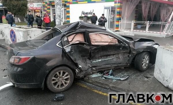 У Києві автомобіль вилетів на тротуар: травмований пішохід