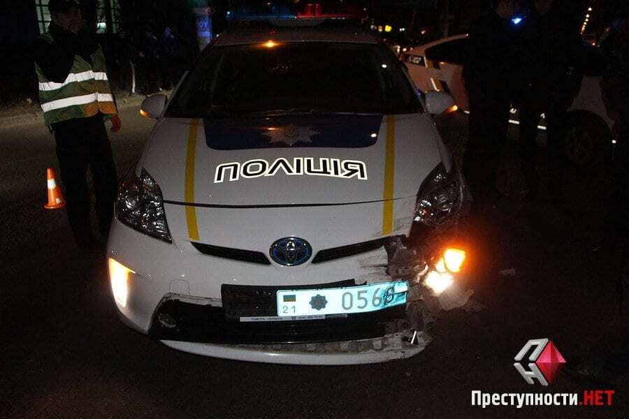 У Миколаєві авто поліції потрапило у ДТП: постраждав патрульний