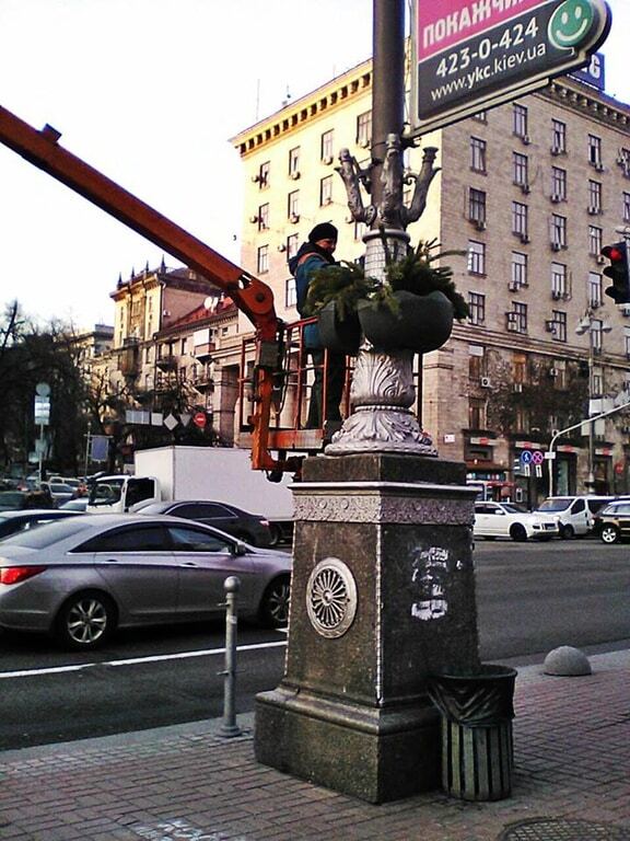 Улицы Киева украсили хвойными лапками: фотофакт