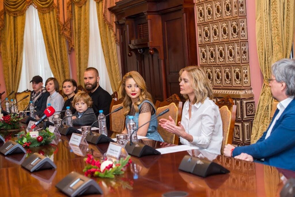 Кароль рассказала, где будет встречать Рождество и сыграла на необычном инструменте