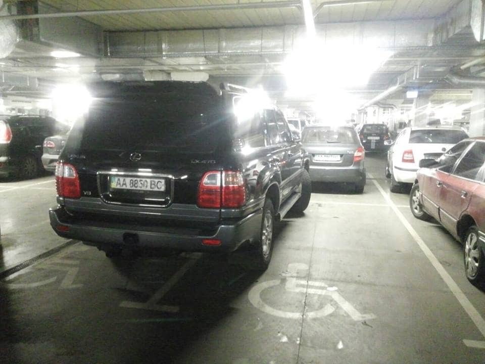 Автохам: в Киеве водитель дорогого джипа занял льготное место на парковке