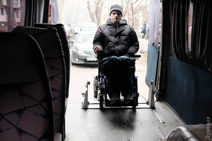 Рука помощи: в Украине появилось специальное такси для инвалидов