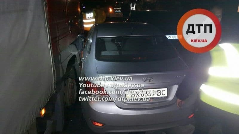 "Куча мала": у Києві Mercedes врізався в авто, що потрапили в ДТП