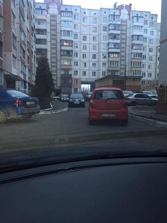 Героиня парковки: на Киевщине владелица Hyundai перекрыла выезд из двора