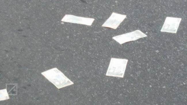 Около Верховной Рады ограбили авто: деньги выпали на дорогу