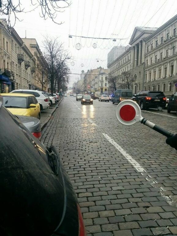 Киевский полицейский показал улицу после трех часов работы эвакуатора