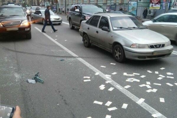 Около Верховной Рады ограбили авто: деньги выпали на дорогу