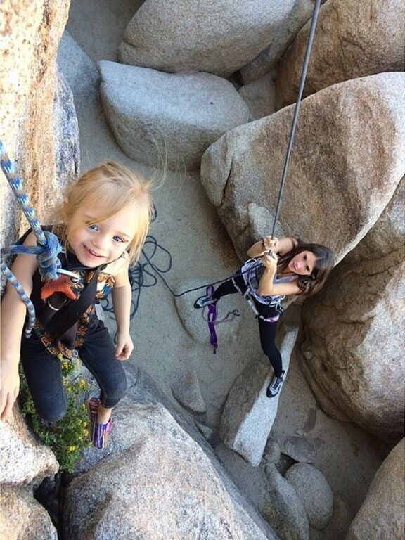 Маленькая альпинистка: сеть покорили фото трехлетней девочки, которая покоряет скалы