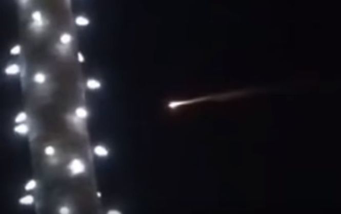 Красиво горит! Развалившаяся российская ракета осыпалась на США метеоритами: видеофакт