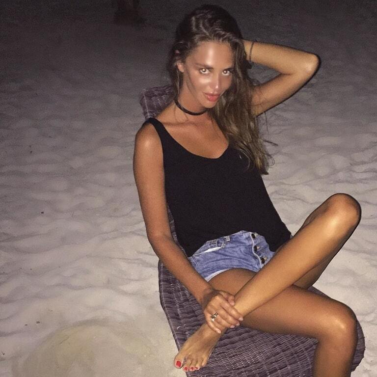 "Ходячий секс": жена футболиста сборной Украины веселится на Мальдивах: горячие фото