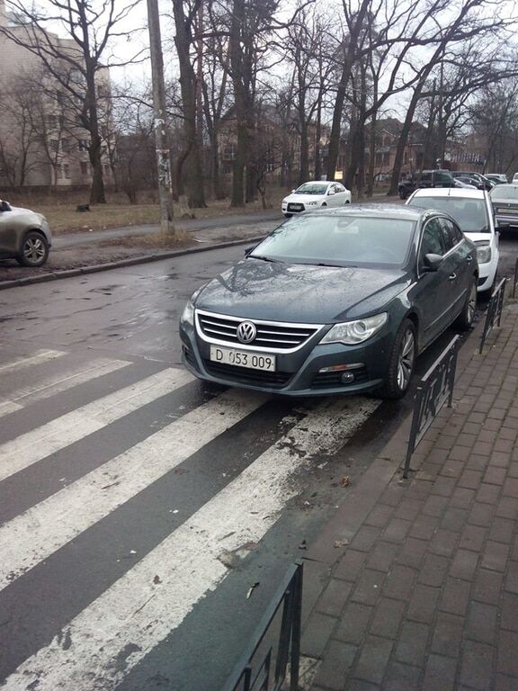 Іноземний автохам: у Києві Volskwagen з дипномерами припаркували біля переходу