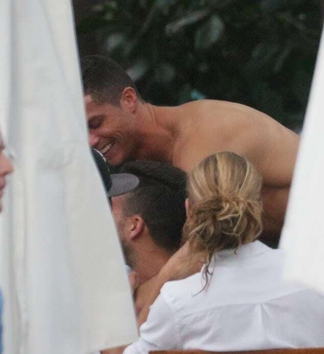 Папараці застукали Кріштіану Роналду за ніжностями з чоловіком: фото "голубків"
