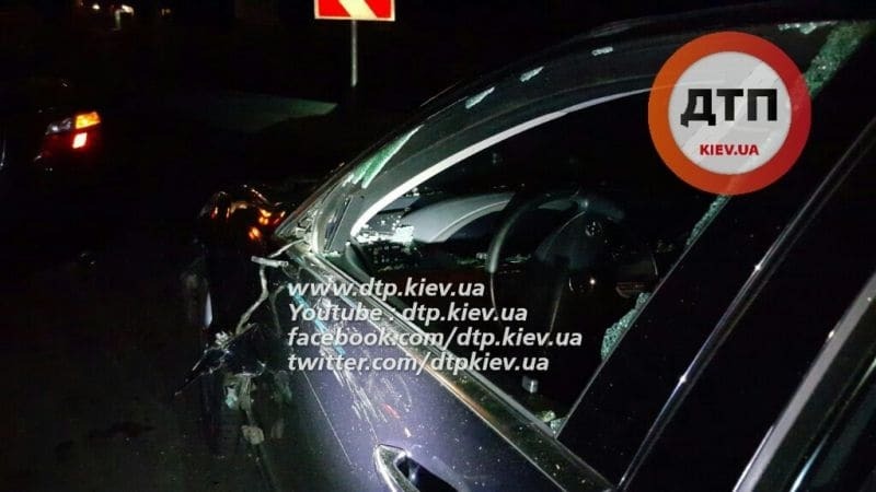 Куча мала: в Киеве Mercedes врезался в авто, попавшие в ДТП