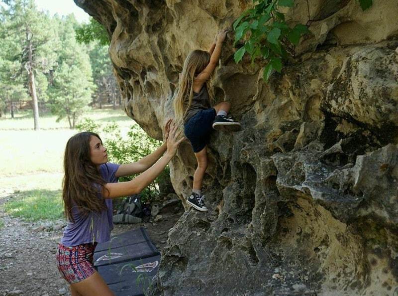 Маленькая альпинистка: сеть покорили фото трехлетней девочки, которая покоряет скалы
