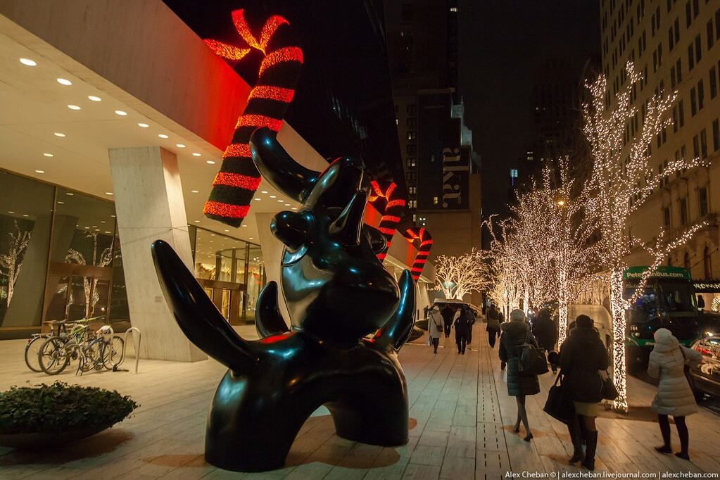 Как Нью-Йорк готовится к Рождеству: яркие фото сверкающего праздничными огнями города