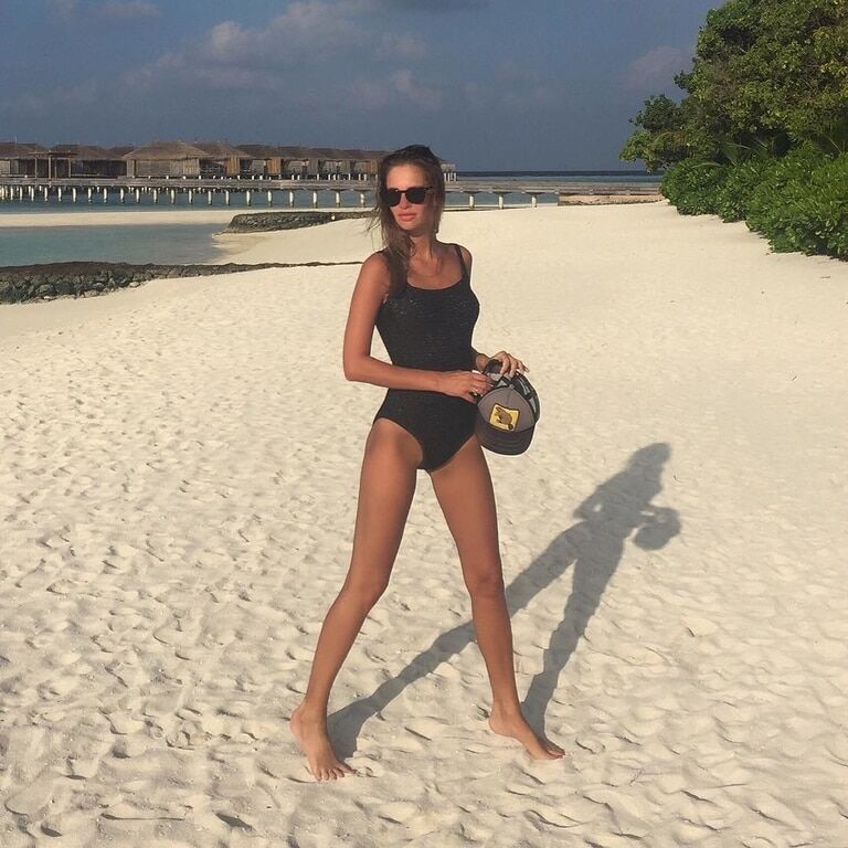 "Ходячий секс": жена футболиста сборной Украины веселится на Мальдивах: горячие фото