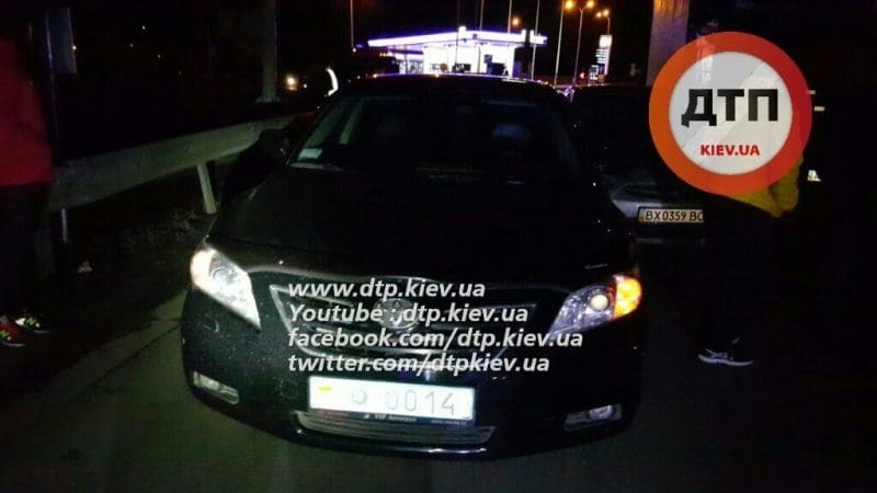 "Куча мала": у Києві Mercedes врізався в авто, що потрапили в ДТП