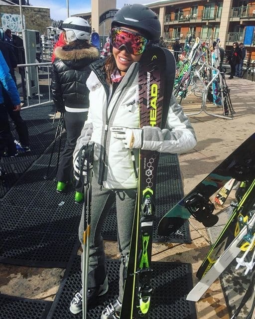 Красотка Димопулос покаталась на лыжах и коньках в Америке: опубликованы фото