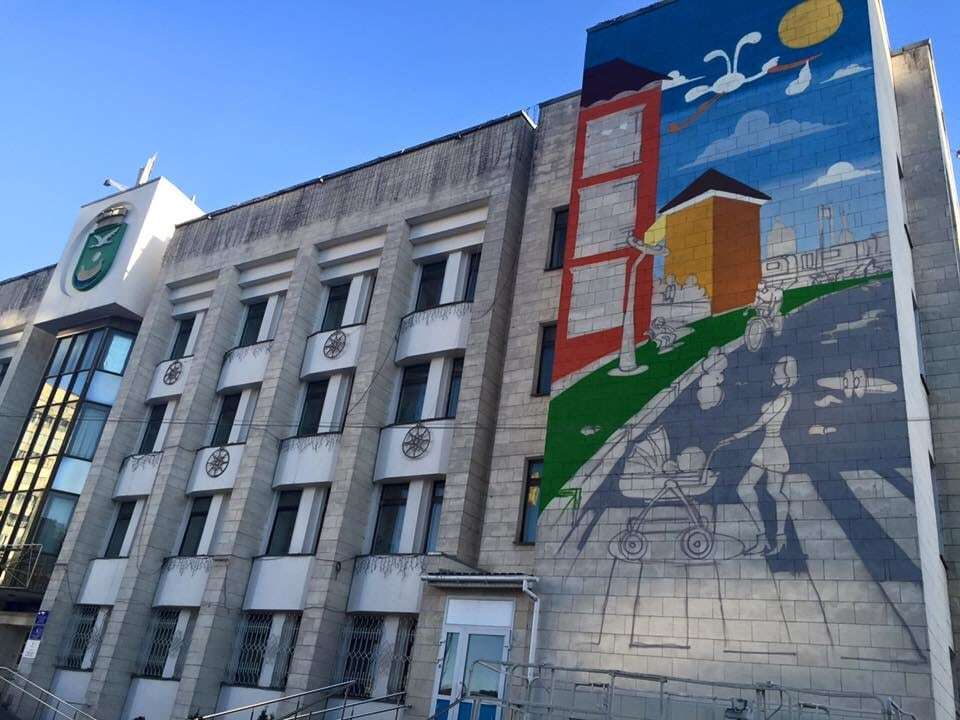 У соцмережі показали новий мурал на будівлі київської РДА