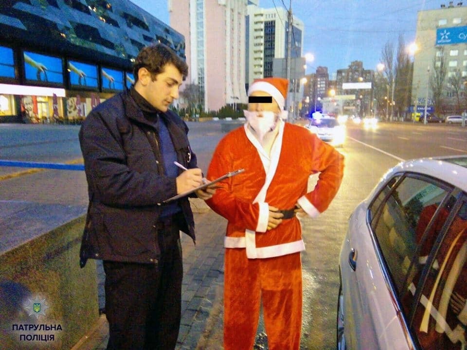 В Киеве полицейские оштрафовали Деда Мороза