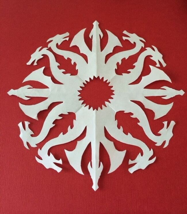 Бумажные снежинки: украшения с героями "Игры престолов" и "Железного человека"