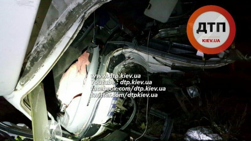 В Киеве на Окружной фура с пьяным водителем вылетела в кювет