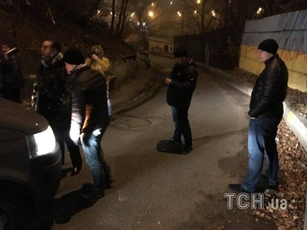 В квартиру Корбана ворвались с обыском, лидера УКРОПа насильно вывезли в Киев. Фото и видеофакт