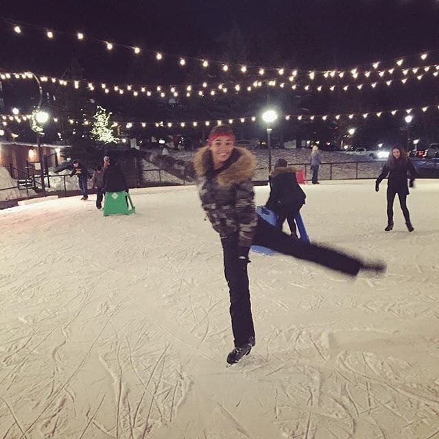 Красотка Димопулос покаталась на лыжах и коньках в Америке: опубликованы фото