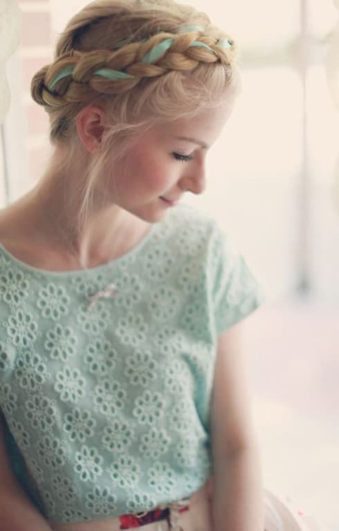 Коса с лентой - это модно: лучшие видеоуроки и пошаговые мастер-классы