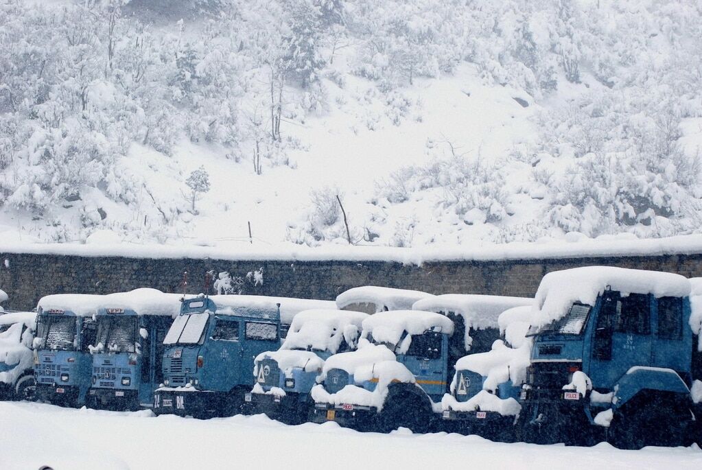 Север Индии оказался под толстым слоем снега