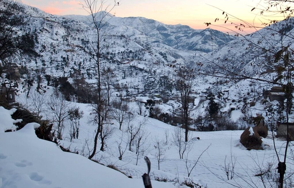 Північ Індії опинився під товстим шаром снігу: незвичайні фото