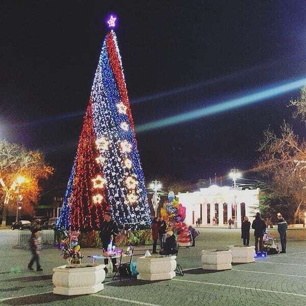 Раньше лучше было: севастопольцам пришлась не по душе новогодняя елка в цветах российского флага