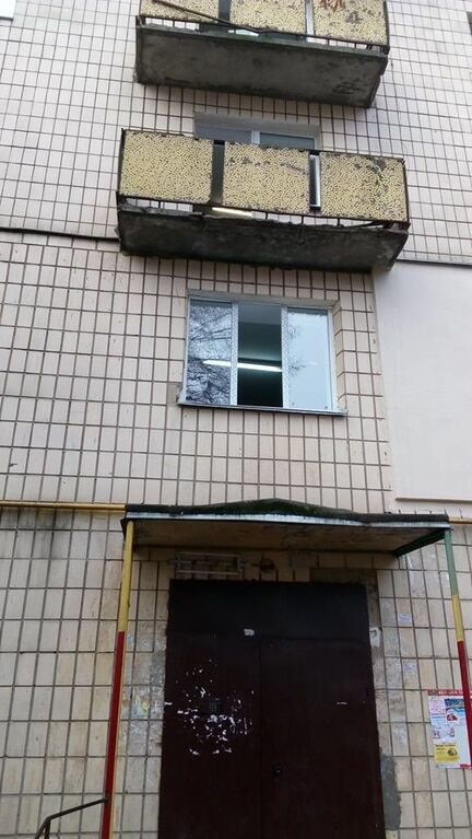 Нахабно украли: в Києві житловий будинок залишився без вікон