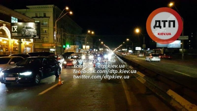 ДТП: у Києві BMW зніс 25 метрів відбійника